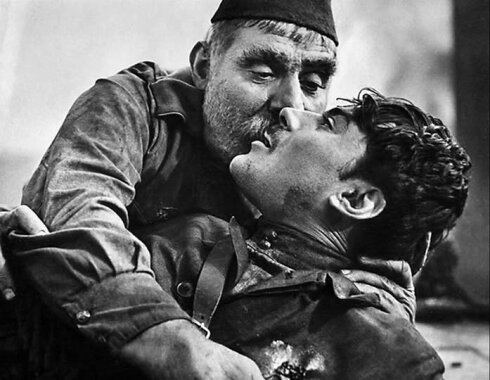Когда военные занесли на сцену венок с лентой: “Отцу солдата от его сыновей”