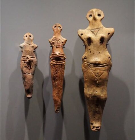 1890'da Sipinci'de kazıldığı özel olarak tanımlanan Terracotta heykelcikleri.