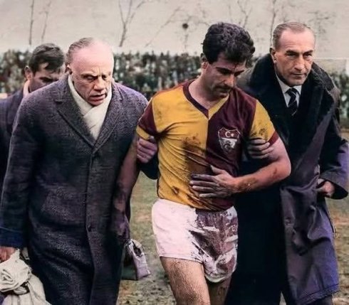 Deniz Gezmiş, Yusuf Aslan ve Hüseyin İnan'ın idamını engellemek için imza toplamış bir əfsanə... Metin Oktay