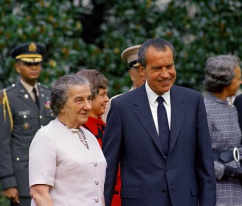 6 oktyabr 1973-cü ildə — Misir və Suriya, İordaniya, İraq, Səudiyyə Ərəbistanı, Liviya, Tunis, Əlcəzair və Mərakeşin dəstəklədiyi İsrail Dövlətinə hücum etdilər.